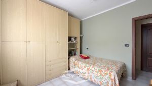 Appartamento con cucina abitabile, salotto e tre camere.