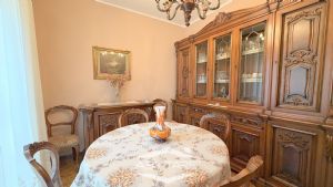 Appartamento con cucina abitabile, salotto e tre camere.