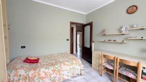 Appartamento con cucina abitabile, salotto e tre camere.