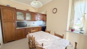 Appartamento con cucina abitabile, salotto e tre camere.