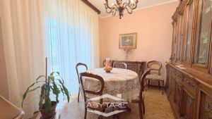 Appartamento con cucina abitabile, salotto e tre camere.