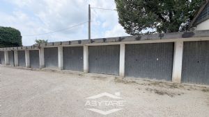Appartamento con cucina abitabile, salotto e tre camere.