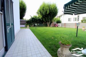 Villa indipendente su tre lati