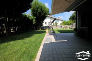 Villa indipendente su tre lati