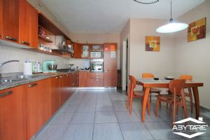 Villa indipendente su tre lati