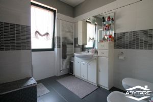 Villa indipendente su tre lati