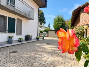 Villa indipendente su tre lati