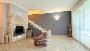 Villa indipendente su tre lati