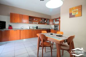 Villa indipendente su tre lati