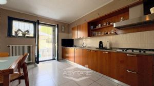 Villa indipendente su tre lati