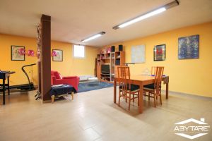 Villa indipendente su tre lati