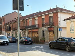 TRILOCALE COMPLETAMENTE RISTRUTTURATO IN PICCOLA PALAZZINA