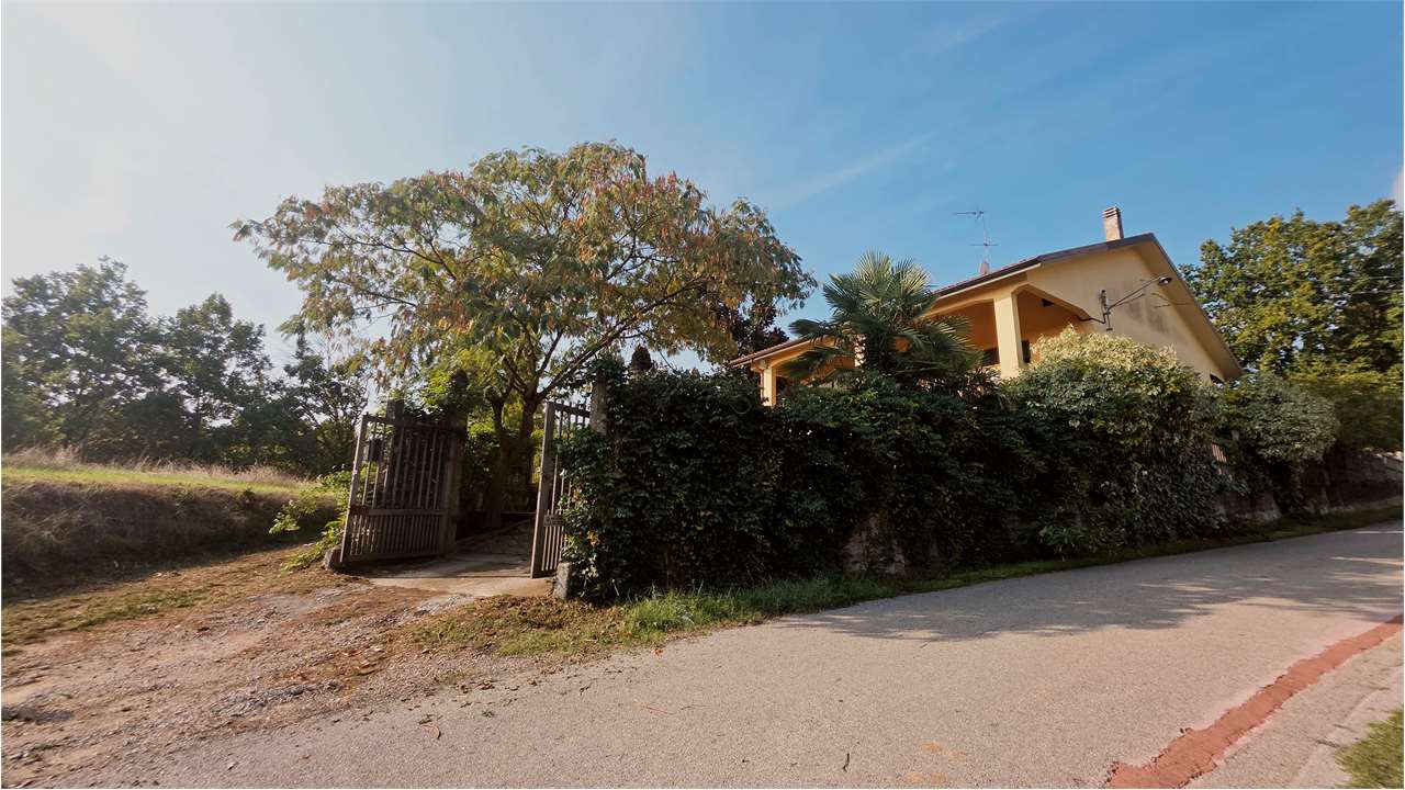 VALMANERA – VILLA INDIPENDENTE CON OLTRE 1.000 MQ DI GIARDINO