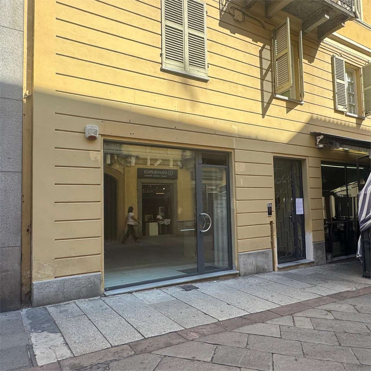 NEGOZIO IN ZONA PEDONALE CON AMPIA VETRINA