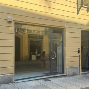 NEGOZIO IN ZONA PEDONALE CON AMPIA VETRINA