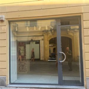 NEGOZIO IN ZONA PEDONALE CON AMPIA VETRINA