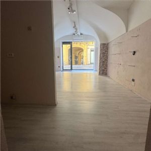 NEGOZIO IN ZONA PEDONALE CON AMPIA VETRINA