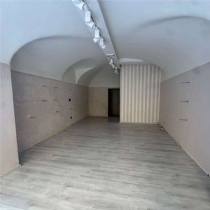 NEGOZIO IN ZONA PEDONALE CON AMPIA VETRINA