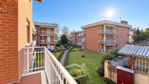 Appartamento quadrilocale con terrazzo in piccolo contesto