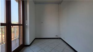 ASTI – PORTA TORINO: ULTIMO PIANO PANORAMICO, TRIPLA ESPOSIZIONE, ASCENSORE E BOX AUTO!