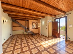 SPLENDIDA CASA RISTRUTTURATA CON TERRENO E RUSTICO