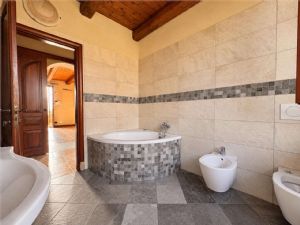 SPLENDIDA CASA RISTRUTTURATA CON TERRENO E RUSTICO